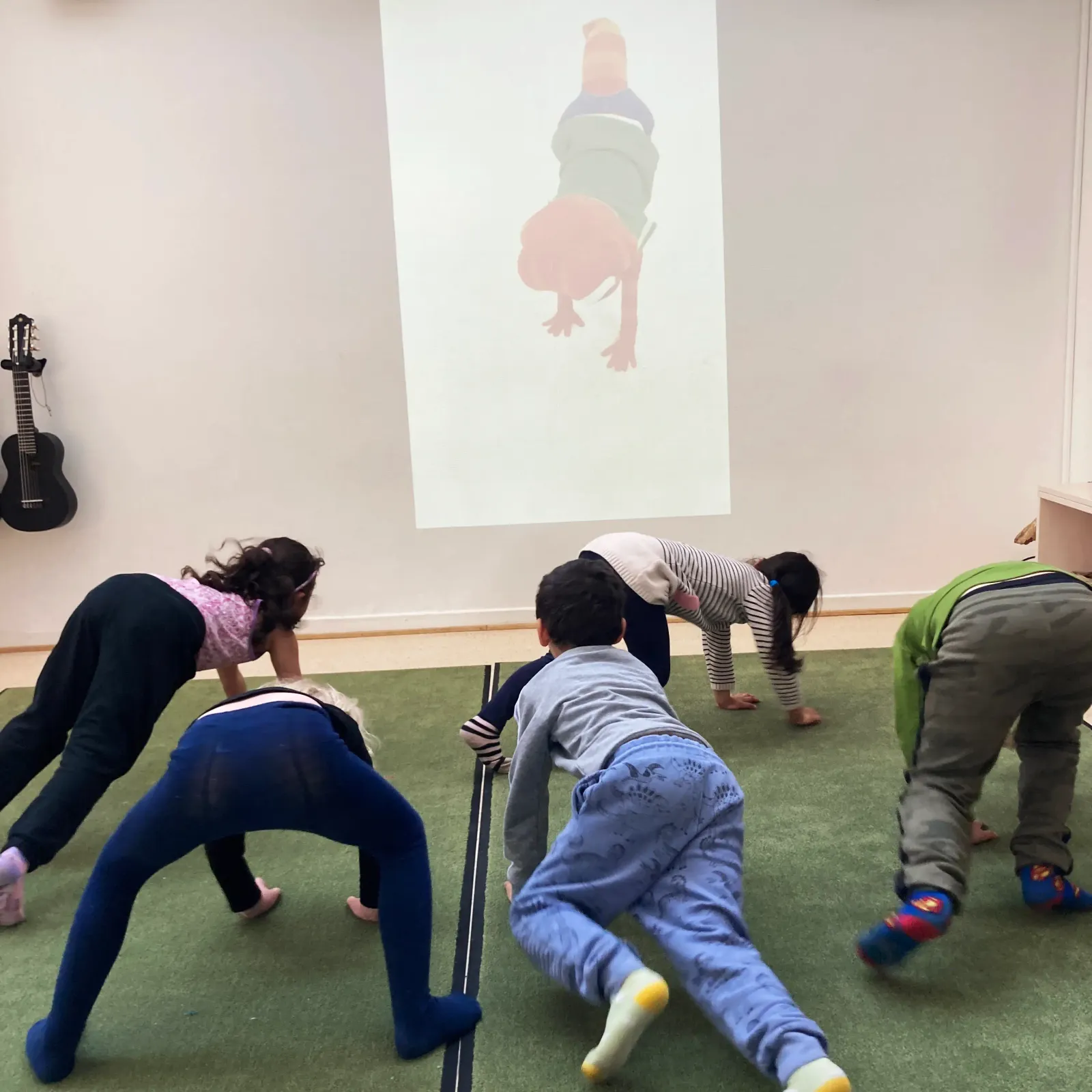 Barn i rörelse under en guidad aktivitet i skolan